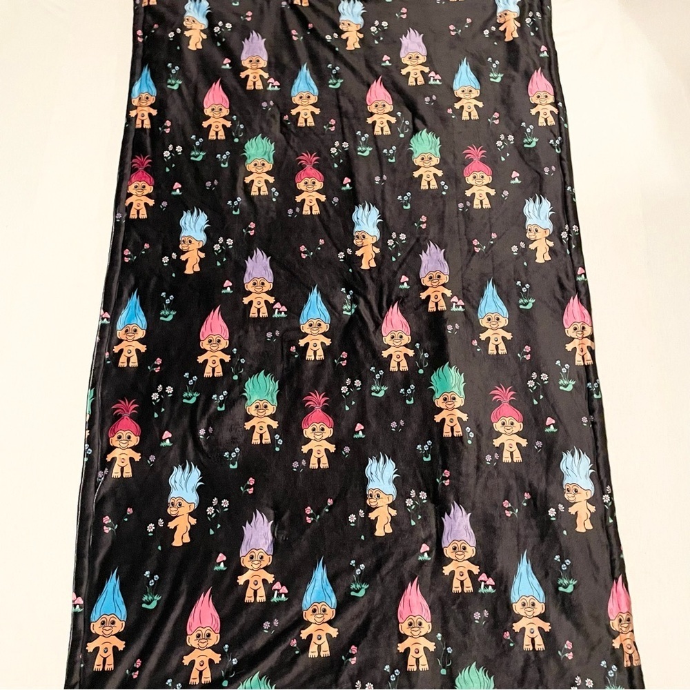 Cakeworthy x Good Luck Trolls Plush Throw Blanket Black